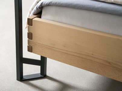 Lit baldaquin Turo 2 en bois de hêtre noueux massif haut de gamme | Le Monde du Lit