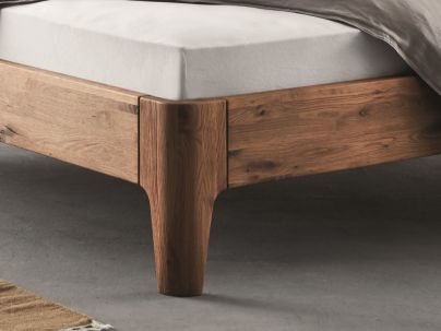 Lit Xyla en chêne massif, Hasena fabricant Suisse. Meuble pour la chambre. Le Monde du Lit