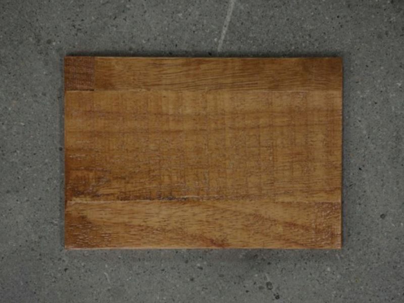 Echantillon pour votre meuble en hévéa de la Collection Industria.