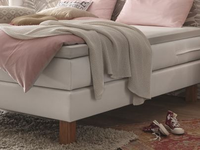 Zoom sur les pieds du lit Isoba haut de gamme