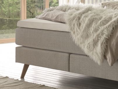 Zoom sur les pieds du lit Costa haut de gamme