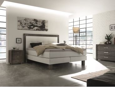 Chambre style industriel avec lit boxspring