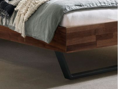 Lit Asti en noyer massif haut de gamme, en bois massif | Le Monde du Lit