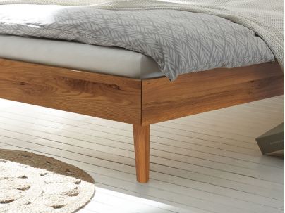 Lit Pesaro en chêne noueux naturel massif haut de gamme, en bois massif | Le Monde du Lit