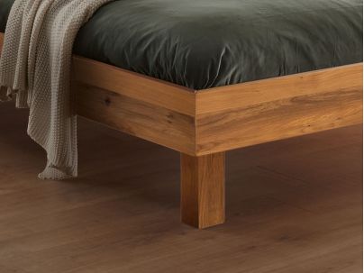 Lit Rapallo en chêne noueux naturel massif haut de gamme, en bois massif | Le Monde du Lit