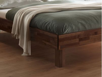 Lit Rapallo en noyer massif haut de gamme, en bois massif | Le Monde du Lit