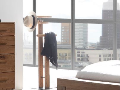 Valet Claudio en chêne sauvage massif, Hasena fabricant Suisse. Meuble pour la chambre