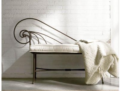 Banquette Danubia en fer forgé. Meuble design pour la chambre.