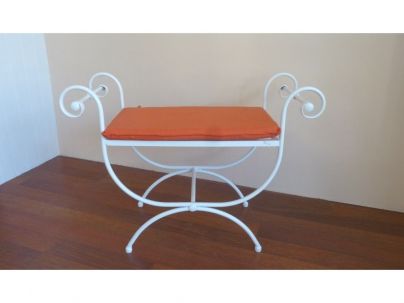 Banquette Andrea blanc en fer forgé. Meuble design pour la chambre.
