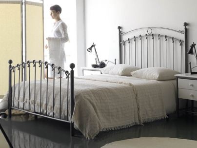 Lit Sofia en fer forgé haut de gamme. Meuble pour la chambre. Le Monde du Lit