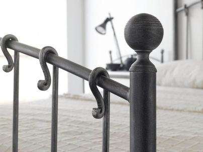 Lit Sofia en fer forgé haut de gamme. Meuble pour la chambre. Le Monde du Lit