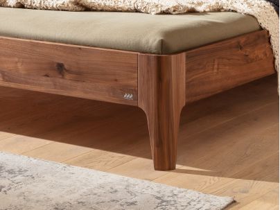 Lit Cemoa en noyer massif | Collection Fine Line| Le Monde du Lit