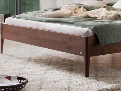 Lit Pieve en noyer massif haut de gamme | collection LOUNGE | Le Monde du Lit