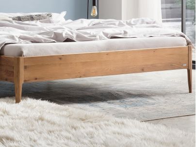 Lit Pieve en chêne noueux massif haut de gamme | collection LOUNGE | Le Monde du Lit