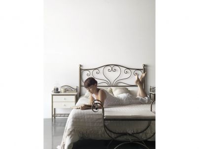 Tête de lit Sandra en fer forgé. Meuble design pour la chambre. Le Monde du Lit