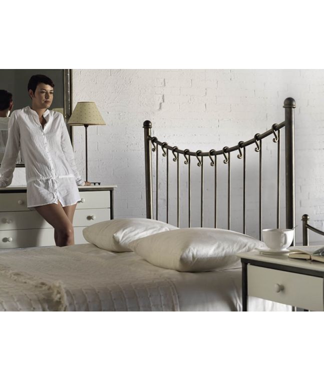 Tête de lit Sara en fer forgé. Meuble design pour la chambre. Le Monde du Lit