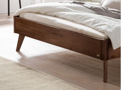 Lit Rubiera en noyer massif haut de gamme de notre collection LOUNGE