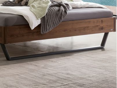 Lit Tresali en noyer massif haut de gamme de notre collection LOUNGE