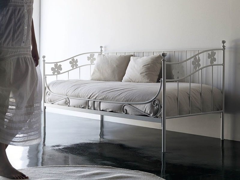 Banquette Lino en fer forgé. Meuble design pour la chambre. Le Monde du Lit