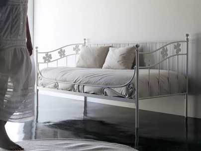 Banquette Lino en fer forgé. Meuble design pour la chambre. Le Monde du Lit