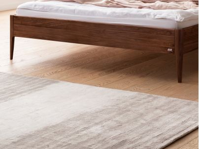 Lit Spezia en noyer massif haut de gamme de notre collection LOUNGE