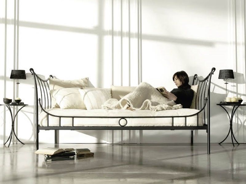 Banquette Nuria en fer forgé haut de gamme. Meuble pour la chambre. Le Monde du Lit