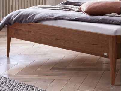 Lit Pistoia en noyer massif haut de gamme de notre collection LOUNGE