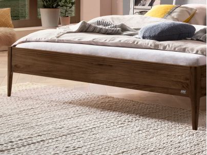 Lit Pienza en noyer massif haut de gamme de notre collection LOUNGE