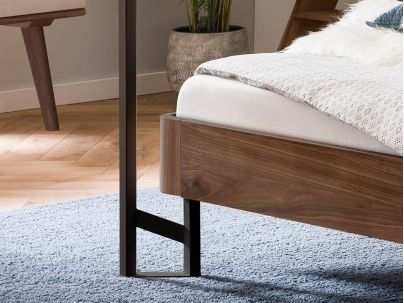 Lit Baldaquin Syma en noyer massif | Collection Fine Line | Le Monde du Lit