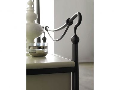 Chevets Mar en fer forgé. Meuble design pour la chambre. Le Monde du Lit