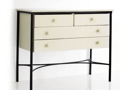 Commode Moderno en fer forgé. Meuble design pour la chambre. Le Monde du Lit