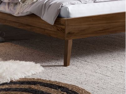 Lit Simone en noyer massif avec tête de lit rembourrée - Lit en bois - Le Monde du Lit