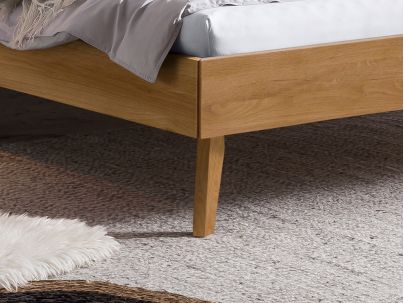 Lit Simoni en chêne massif avec tête de lit rembourrée - Lit en bois - Le Monde du Lit
