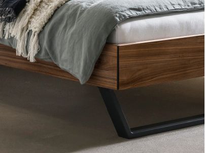 Lit Pietro bois et métal de style industriel - Lit en noyer massif - Le Monde du Lit