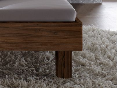 Lit Prato en noyer massif haut de gamme, en bois massif | Le Monde du Lit