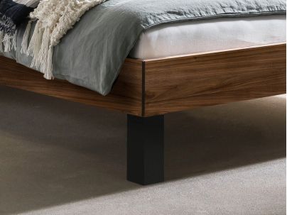 Lit Sondrio en noyer massif haut de gamme, en bois massif | Le Monde du Lit