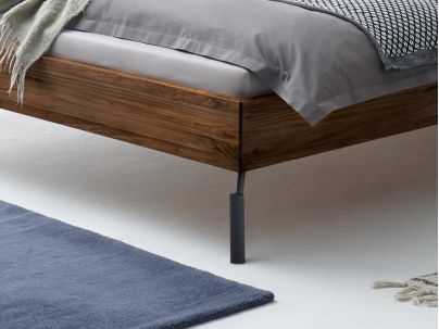 Lit Cardella en noyer massif | Le Monde du Lit