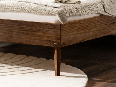 Lit Alcamo en Noyer massif | Le Monde du Lit