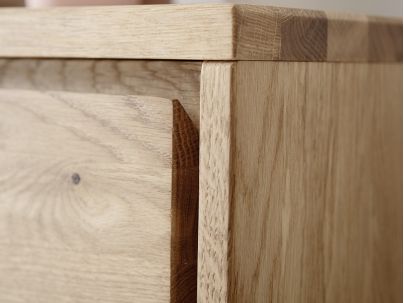 Chiffonnier Léo en chêne massif haut de gamme, meuble pour la chambre. Le Monde du Lit