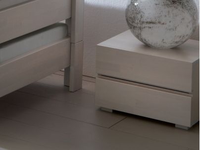 Chevet Mila en hêtre massif de fabrication Suisse. Meuble pour la chambre. Le Monde du Lit