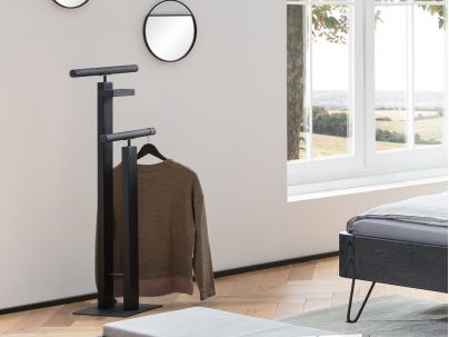 Valet Oak Claudio en chêne sauvage massif, Hasena fabricant Suisse. Meuble pour la chambre