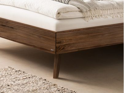 Lit Valeria en noyer massif | Le Monde du Lit