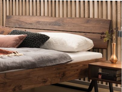 Lit Arezzo en bois de noyer fabriqué par Hasena