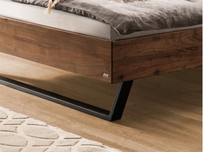 Lit Arezzo en noyer massif | Le Monde du Lit