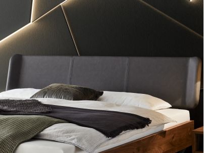 Lit Adriano en bois de noyer fabriqué par Hasena