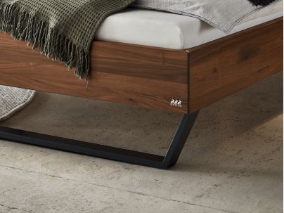 Lit Adriano en noyer massif noueux naturel | Le Monde du Lit