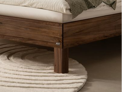 Lit Piemonte en noyer massif | Le Monde du Lit