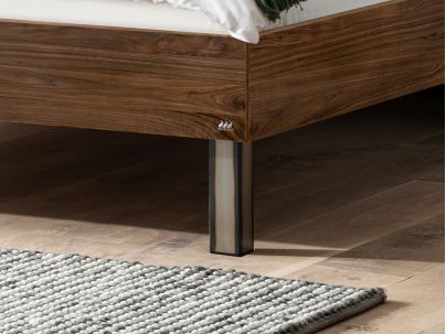 Lit Senza en noyer massif | Le Monde du Lit