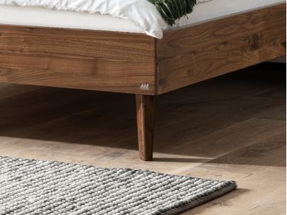 Lit Leandro en noyer massif | Le Monde du Lit