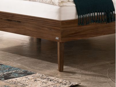 Lit Mira en noyer massif | Le Monde du Lit